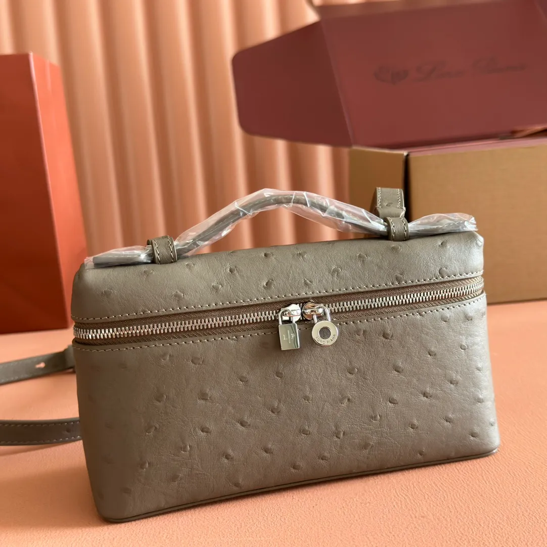 p1160💋💋💋【Original leather all-steel configuration counter complete package】 𝐋𝐨𝐫𝐨 𝐏𝐢𝐚𝐧@ Extra pocket L19 series handbag/crossbody bag The most comfortable life is when it is not defined, just like loro The material design of pian@ does not require complicated design styles. The simple and soft outline is elegant and durable, like an exquisite cosmetic case, which perfectly balances appearance and functionality. The leather is delicate and feels as soft as butter. The small bag has a large capacity. It is not only portable with a thin shoulder strap, but can also be worn cross-body. Sisters who have a special liking for minimalist style can buy it. It is simple and versatile. The simpler, the more different. Stars and Instagram celebrities are all planting it. There are two sizes of 19 cm and 27 cm. One is exquisite and casual, and the other is elegant and grand. Size: Small: length 19×width 7×height 12cm (